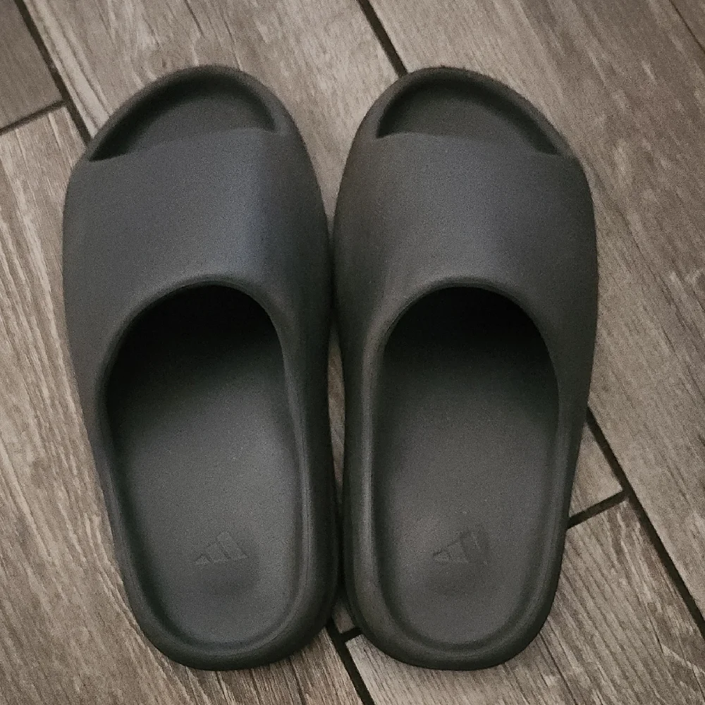 Adidas Boys Yeezy Slide Sandals in Charcoal - Picture 3 of 5